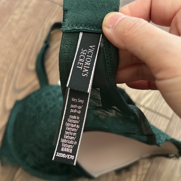 2 Victoria's Secret bras, size 32DD - Picture 4 of 7